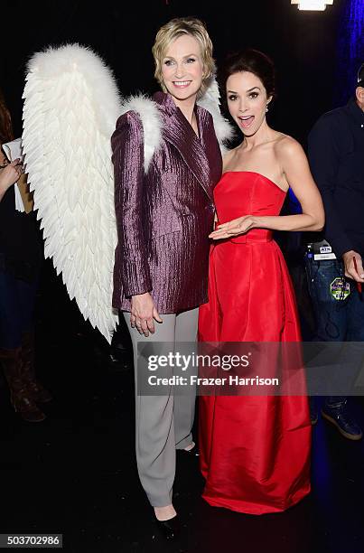 Host Jane Lynch and actress Abigail Spencer attend the People's Choice Awards 2016 at Microsoft Theater on January 6, 2016 in Los Angeles, California.