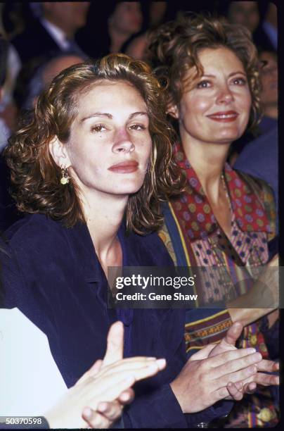 Actresses Julia Roberts & Susan Sarandon at a fashion show.