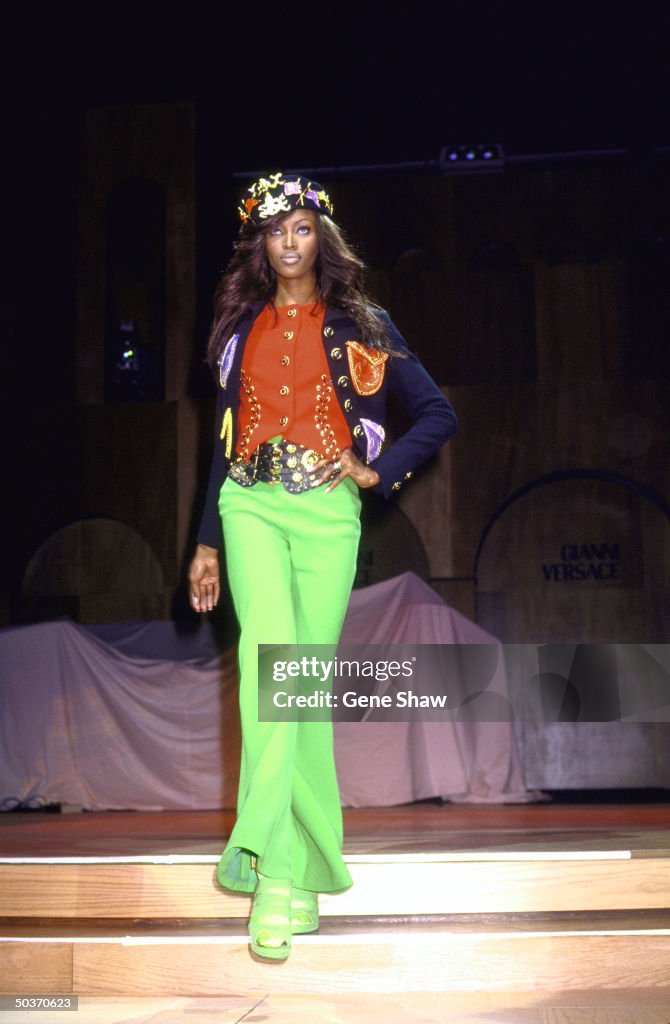 British model Naomi Campbell on a runway dressed in green,... News ...