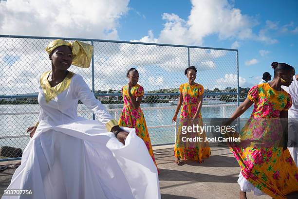 persone ballare ad antigua - antigua and barbuda foto e immagini stock