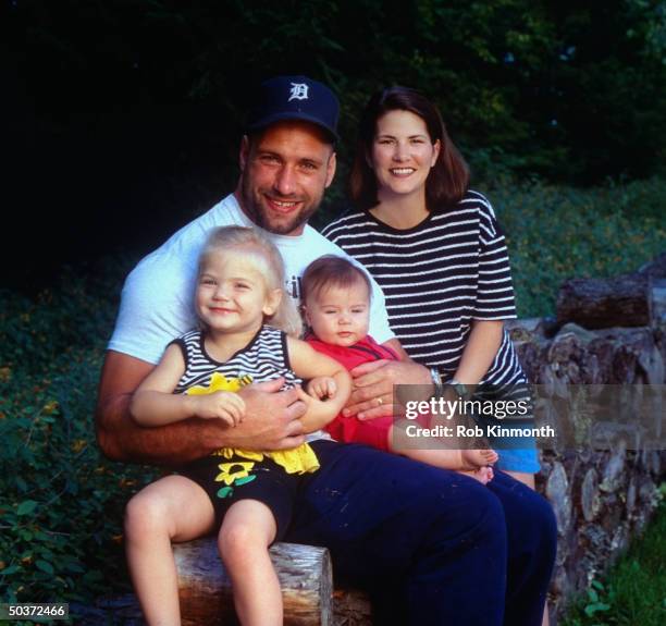 Feature. Casual portrait of Buffalo Bills Chris Spielman w. Family: wife, Stephanie, daughter Madison and son Noah.