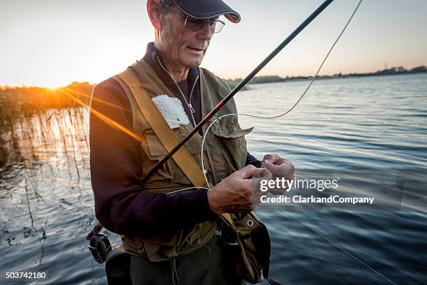 retrato de un fly fisherman conectarse en stege ni dinamarca - un solo hombre mayor fotografías e imágenes de stock