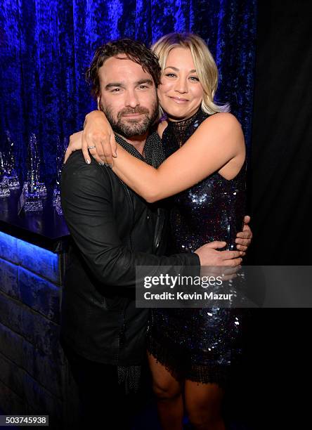 Actors Johnny Galecki and Kaley Cuoco attend the People's Choice Awards 2016 at Microsoft Theater on January 6, 2016 in Los Angeles, California.