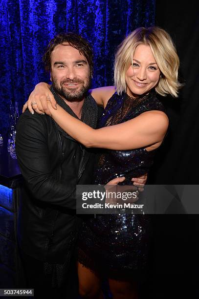 Actors Johnny Galecki and Kaley Cuoco attend the People's Choice Awards 2016 at Microsoft Theater on January 6, 2016 in Los Angeles, California.