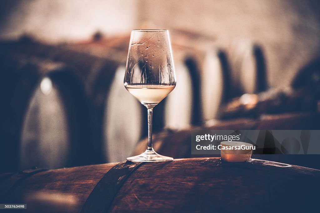 Copo de vinho em barril