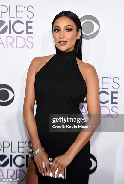 Actress Shay Mitchell attends the People's Choice Awards 2016 at Microsoft Theater on January 6, 2016 in Los Angeles, California.