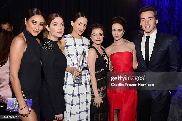 Actors Shay Mitchell, Ashley Benson, Troian Bellisario, Lucy Hale, Abigail Spencer and Ian Harding, with the award for "Favorite Cable TV Drama,"...