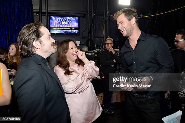 Actor Ben Falcone, actress Melissa McCarthy poses with actor Chris Hemsworth, winner of Favorite Action Movie Actor award, at the People's Choice...