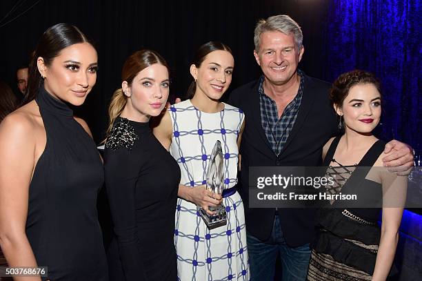 Actors Shay Mitchell, Ashley Benson, Troian Bellisario, Fred O. Nelson and Lucy Hale, with the award for "Favorite Cable TV Drama," attend the...