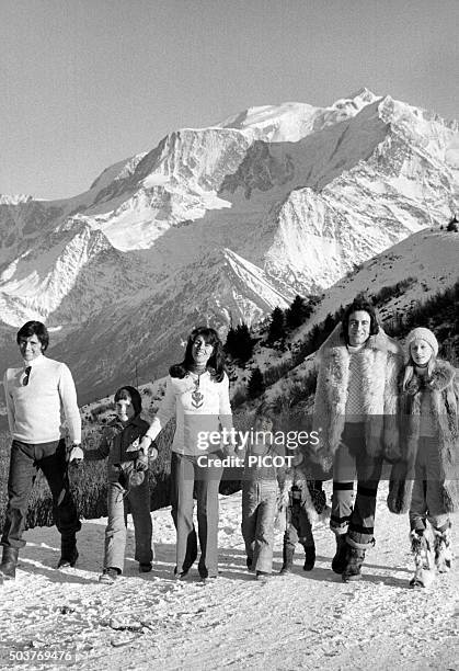 Sacha Distel en famille avec sa femme Francine et ses fils Laurent et Julien et avec également Michel Delpech et sa famille en vacances aux sports...