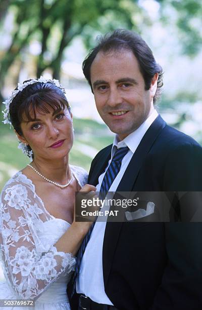 Portrait du chanteur Michel Delpech et Geneviève Garnier-Fabre le jour de leur mariage le 24 juillet 1985 en France.