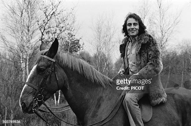 Le chanteur Michel Delpech à cheval en France en décembre 1974.