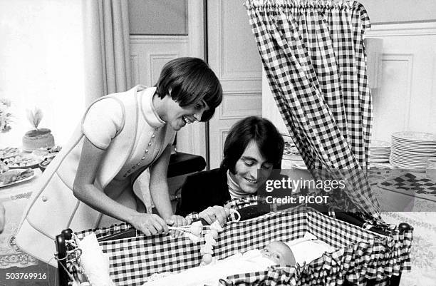 Mireille Mathieu vient rendre visite à Garance Delpech, la fille de Michel Delpech, en mai 1970 en France .