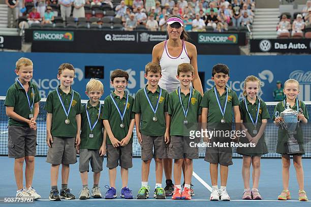Samantha Crawford of the United States poses with players from Brookfield State School during day five of the 2016 Brisbane International at Pat...