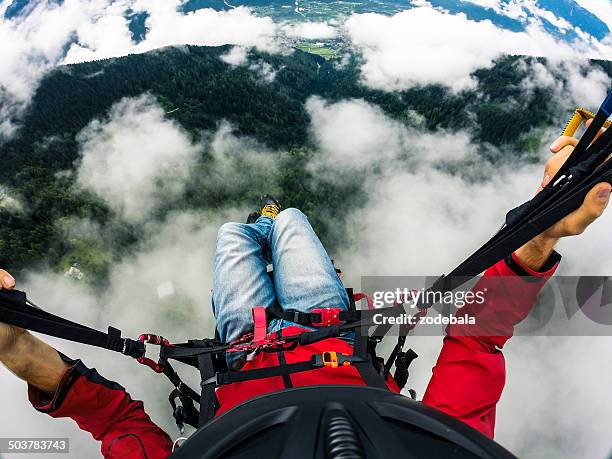 paraglider punto de vista, volando en las nubes - paragliding fotografías e imágenes de stock