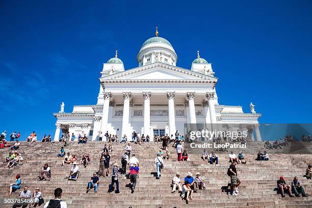 helsinki cathedral in city cente - finse cultuur stockfoto's en -beelden