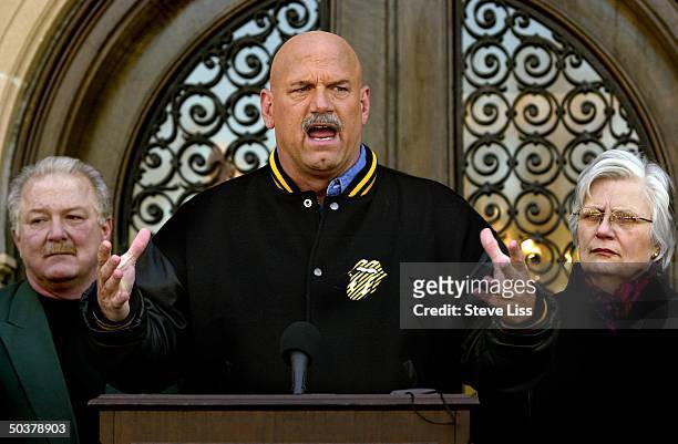 Gov. Jesse Ventura announcing his decision to withdraw from Reform Party at press conference on steps of gov.'s mansion.