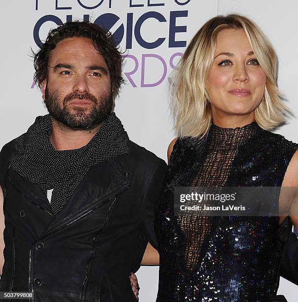 Actor Johnny Galecki and actress Kaley Cuoco pose in the press room at the 2016 People's Choice Awards at Microsoft Theater on January 6, 2016 in Los...