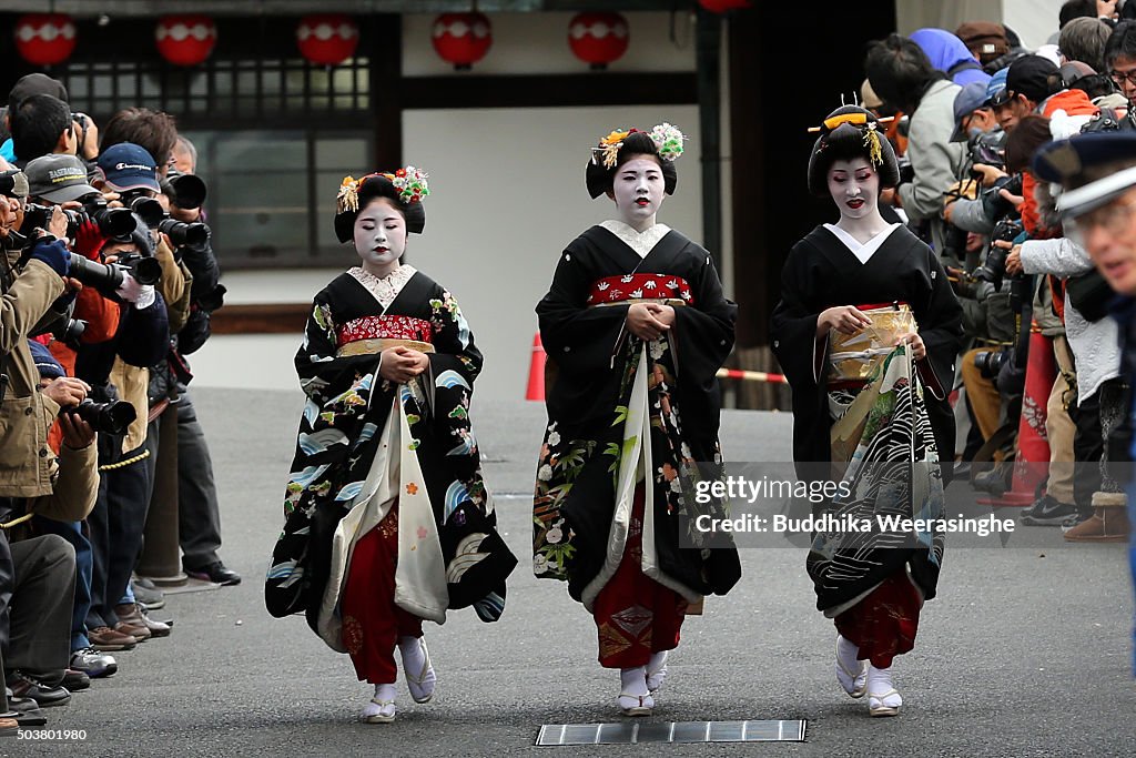 Geiko And Maiko Celebrate New Year