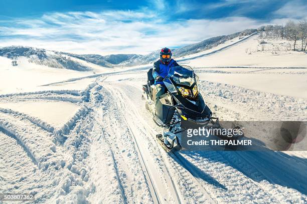schneemobil-fahren - snowmobiling stock-fotos und bilder