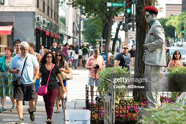 錫の男性 - michigan avenue chicago ストックフォトと画像