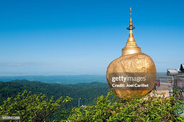 golden rock, kyaiktiyo, burma - kyaiktiyo pagoda stock pictures, royalty-free photos & images