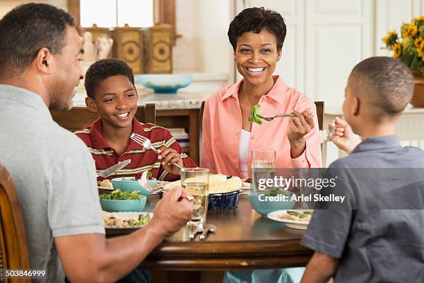 black family eating dinner together - savoir vivre à table photos et images de collection