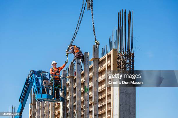 workers on concrete wall form on construction site - concrete building stockfoto's en -beelden