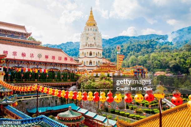 chinese lanterns at kek lok si temple, george town, penang, malaysia - estado de penang fotografías e imágenes de stock