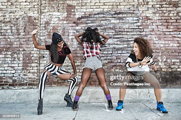 women posing on city street - spanking 個照片及圖片檔