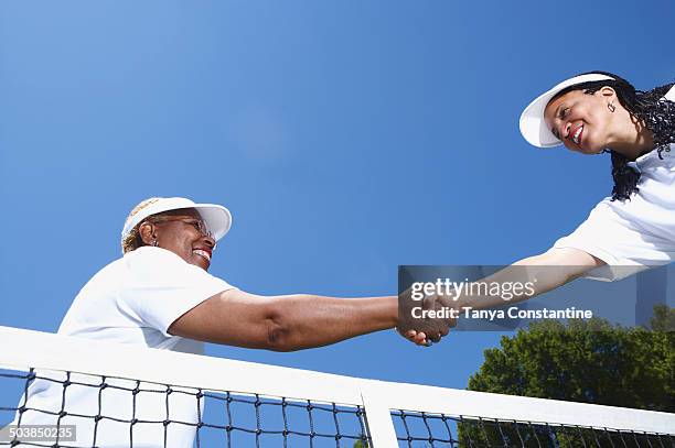 tennis players shaking hands at net - fairfax california stockfoto's en -beelden