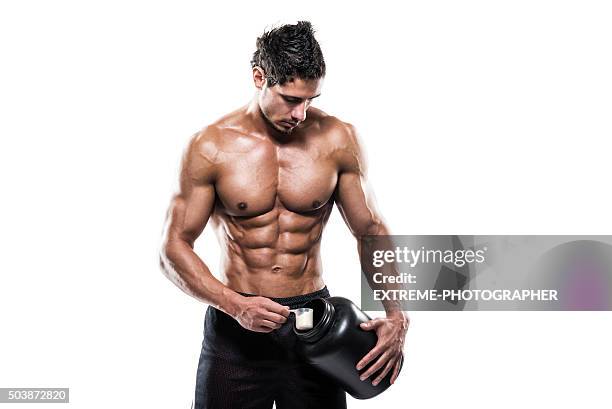 männliche athlet holding flasche mit aufschlag powder - molke stock-fotos und bilder