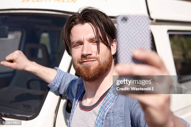 man taking selfie in front of car - alardear fotografías e imágenes de stock