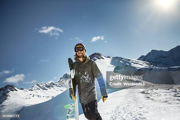 austria, vorarlberg, riezlern, snowboarder in the mountains - riezlern imagens e fotografias de stock