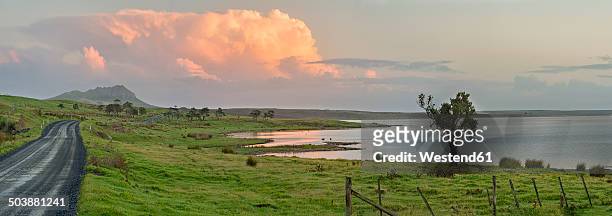 new zealand, chatham island, evening cloud over blind jims creek - chatham islands new zealand stock-fotos und bilder