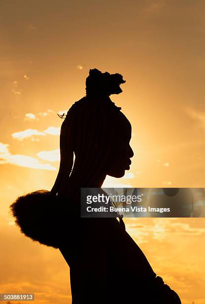himba woman with traditional hair dress - opuwo tribe stock-fotos und bilder