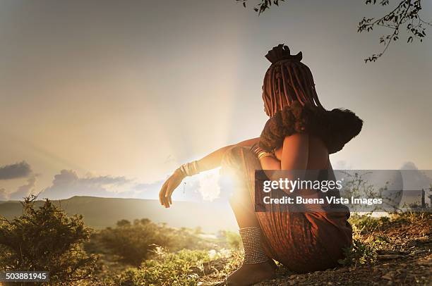 himba woman with traditional hair dress - himba imagens e fotografias de stock