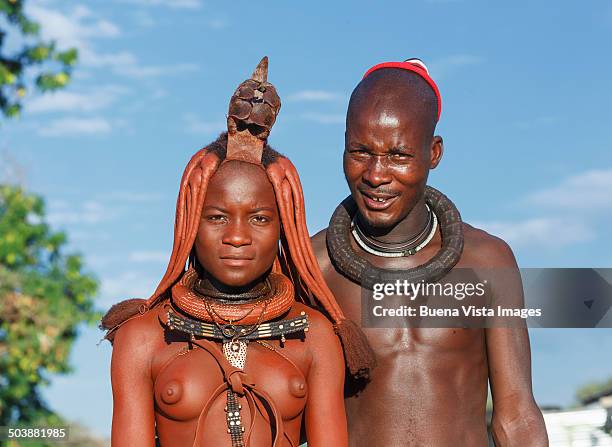 himba young couple. - himba imagens e fotografias de stock