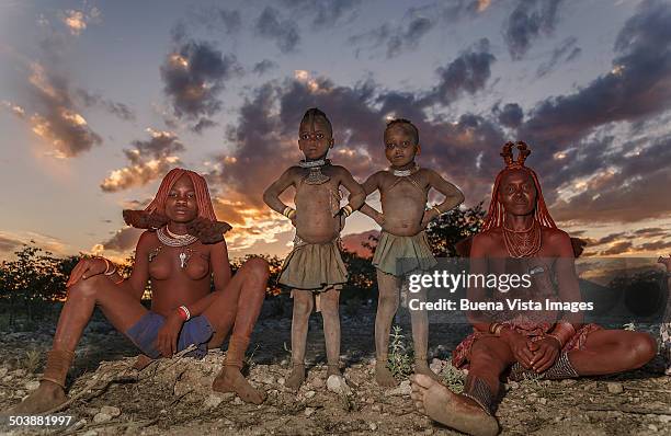 himba woman with daughters - opuwo tribe stock-fotos und bilder