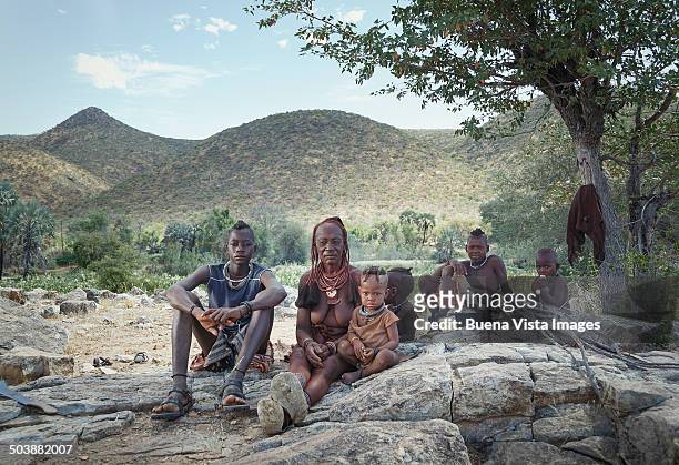 himba family - opuwo tribe stock-fotos und bilder