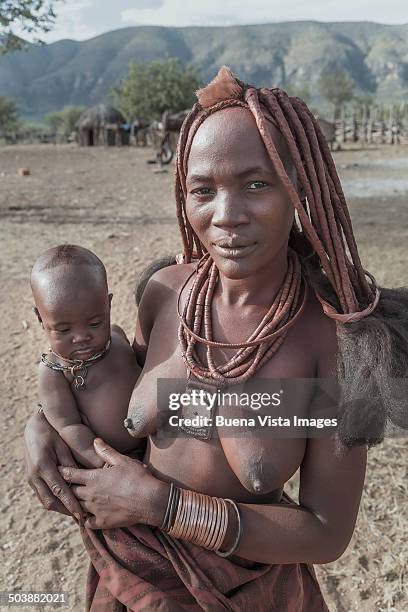 himba mother with her little child - opuwo tribe foto e immagini stock