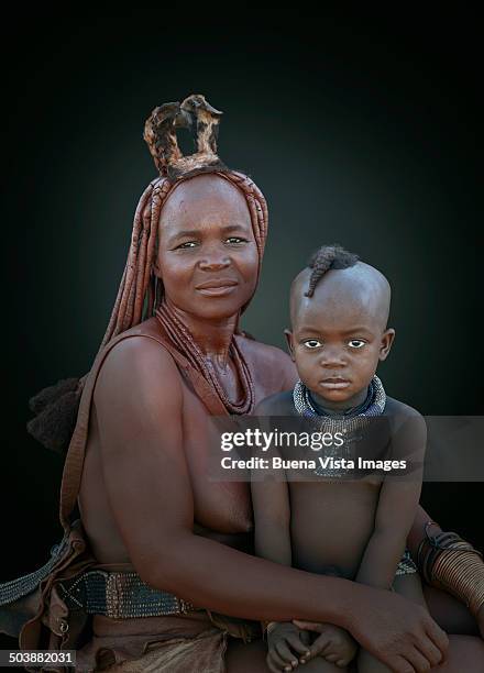 himba mother with her little child - opuwo tribe stock-fotos und bilder