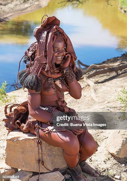 himba woman with cell phone. - opuwo tribe foto e immagini stock
