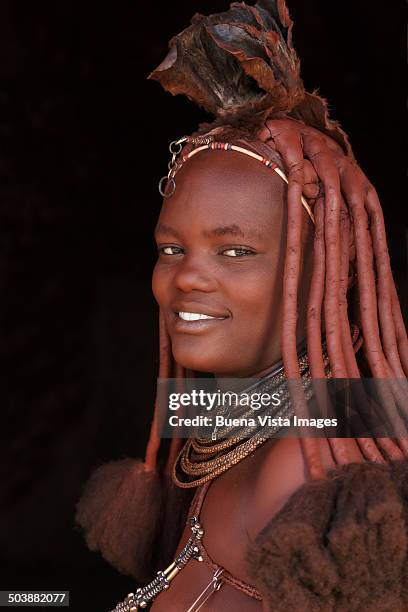 himba woman with traditional hair dress - opuwo tribe stock-fotos und bilder