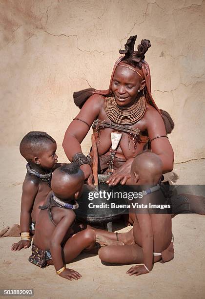 himba womb cooking with children - opuwo tribe foto e immagini stock