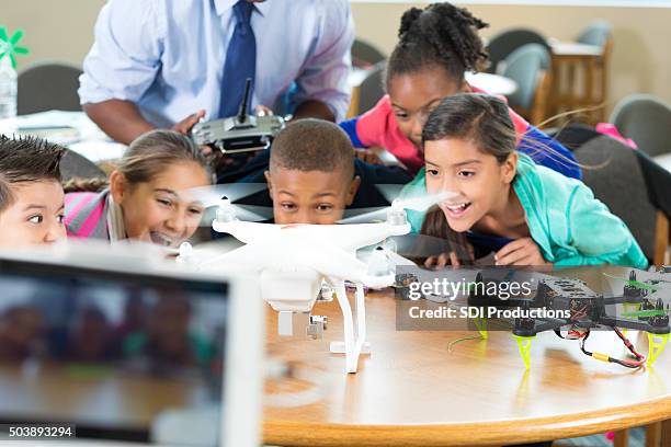 interés primaria el aprendizaje de los estudiantes en la categoría de uso soniquete - drone kid fotografías e imágenes de stock