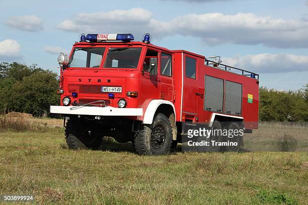 firetruck com base em star 266 parado na grama - cultura polonesa - fotografias e filmes do acervo