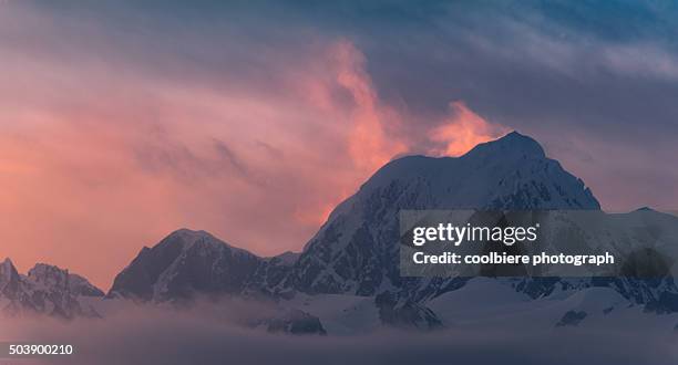 first light at mount cook peak - mt cook stock pictures, royalty-free photos & images