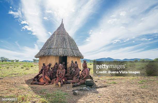 himba women and children in their village - nativo da áfrica - fotografias e filmes do acervo
