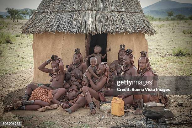 himba women and children in their village - opuwo tribe foto e immagini stock